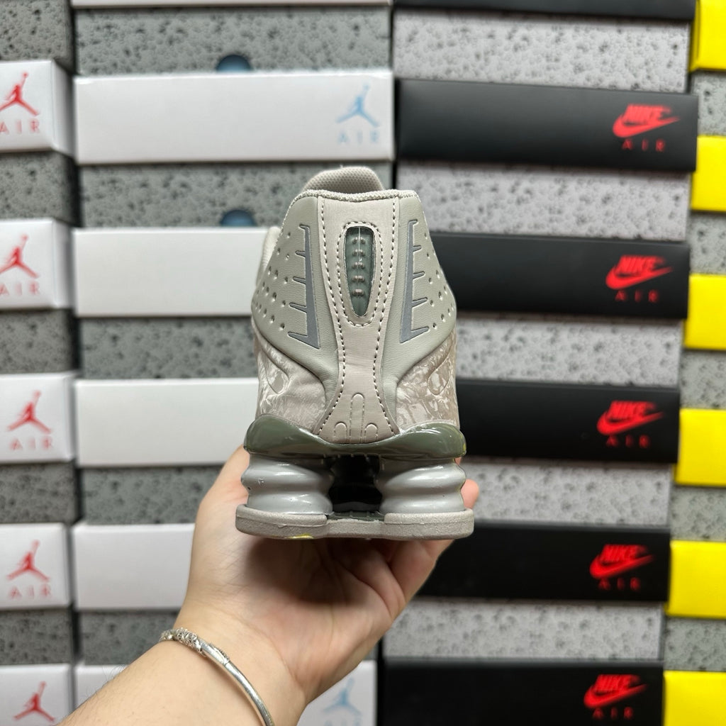 Nike Shox R4 College Grey / Flat Pewter