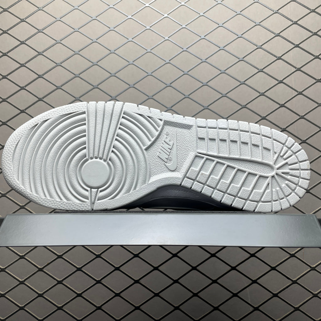 Nike SB Dunk Low "Supreme - White / Metallic Silver"