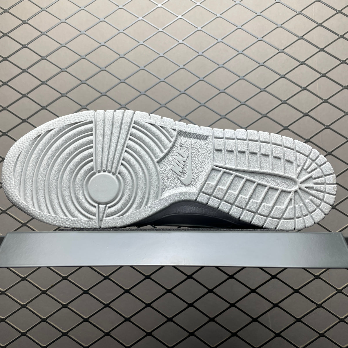Nike SB Dunk Low "Supreme - White / Metallic Silver"