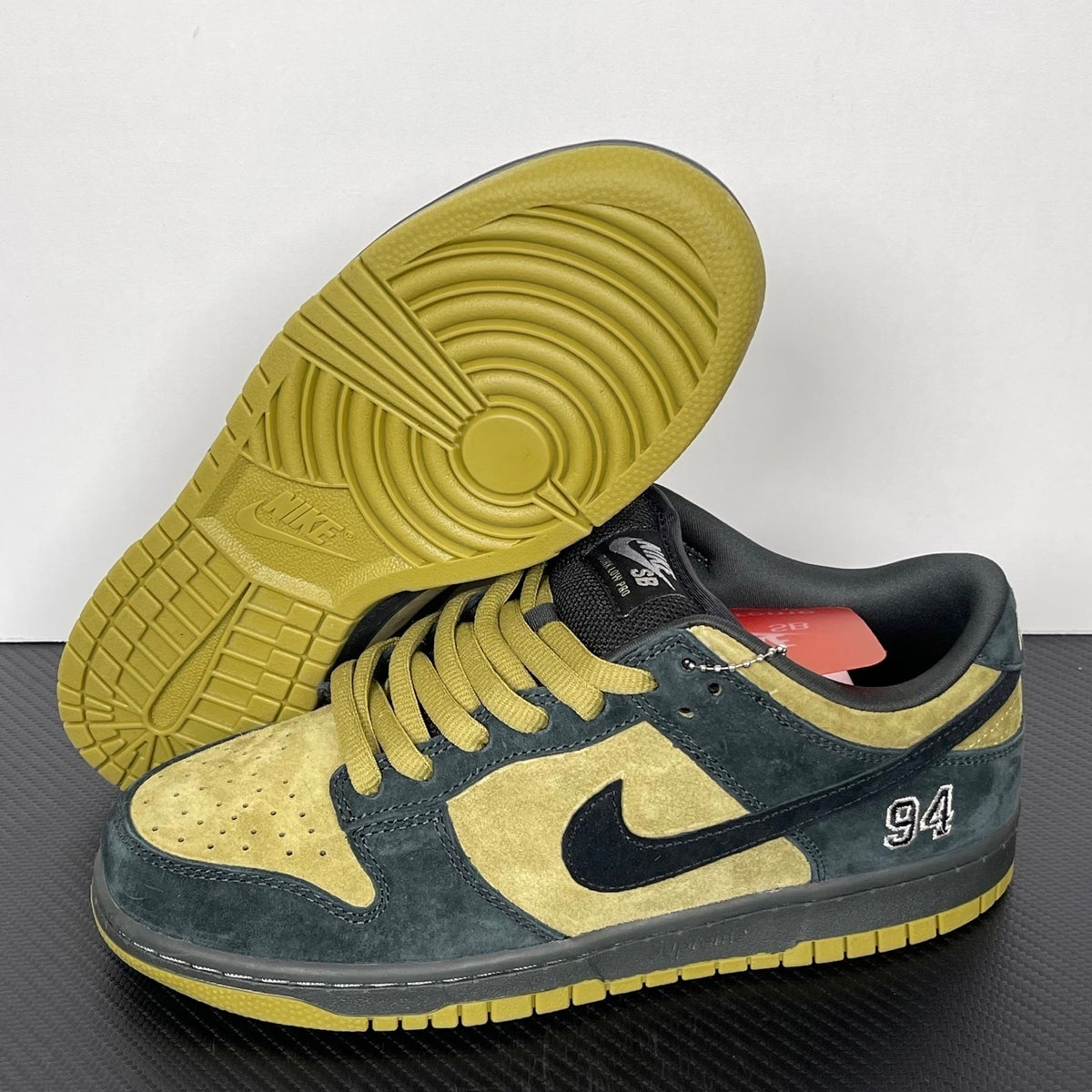 Nike SB Dunk Low Pro "Supreme - Camper Green"