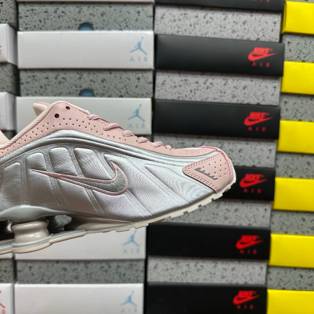 Nike Shox R4  Barely Rose / Metallic Platinum