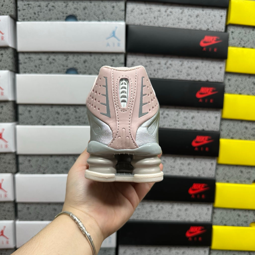 Nike Shox R4  Barely Rose / Metallic Platinum