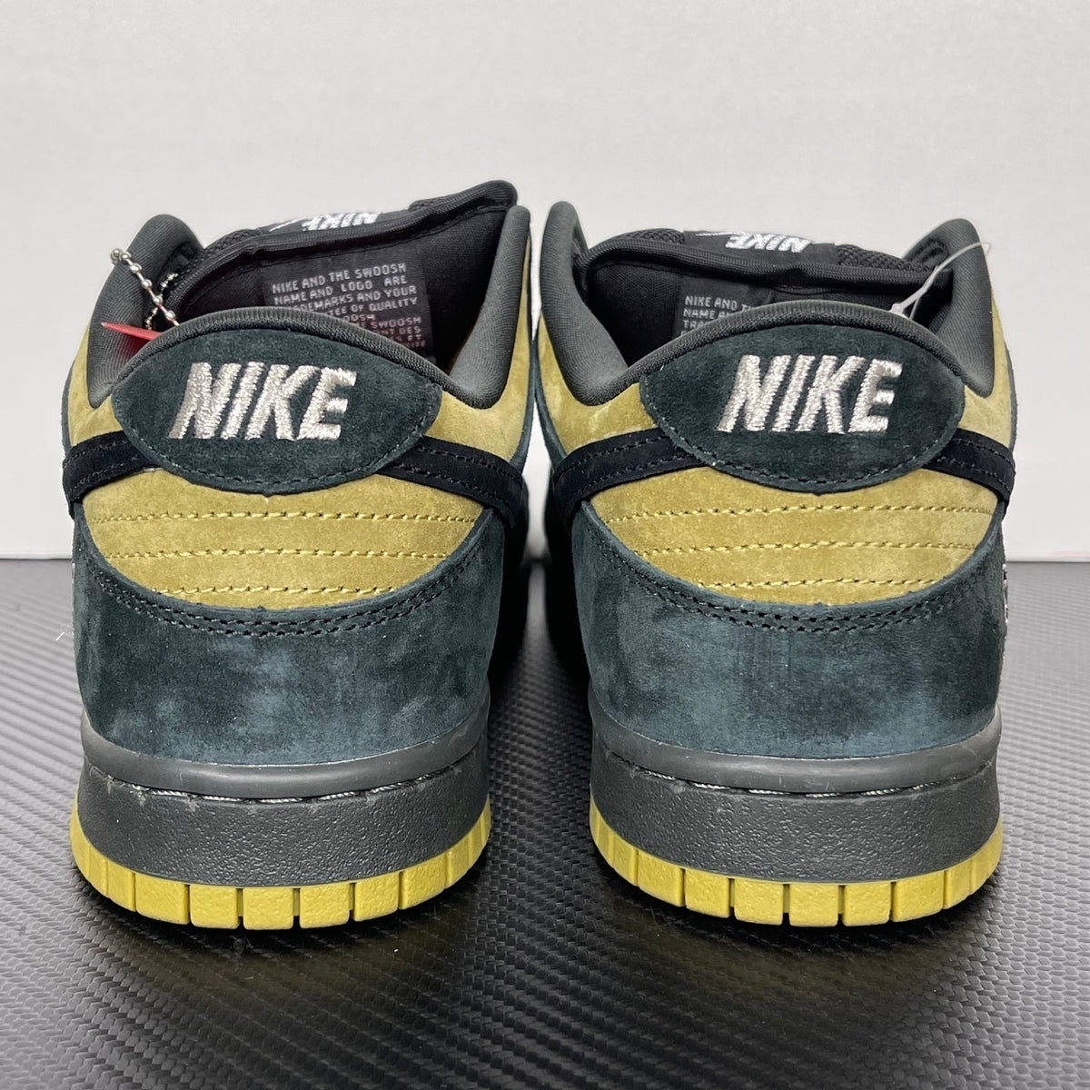 Nike SB Dunk Low Pro "Supreme - Camper Green"